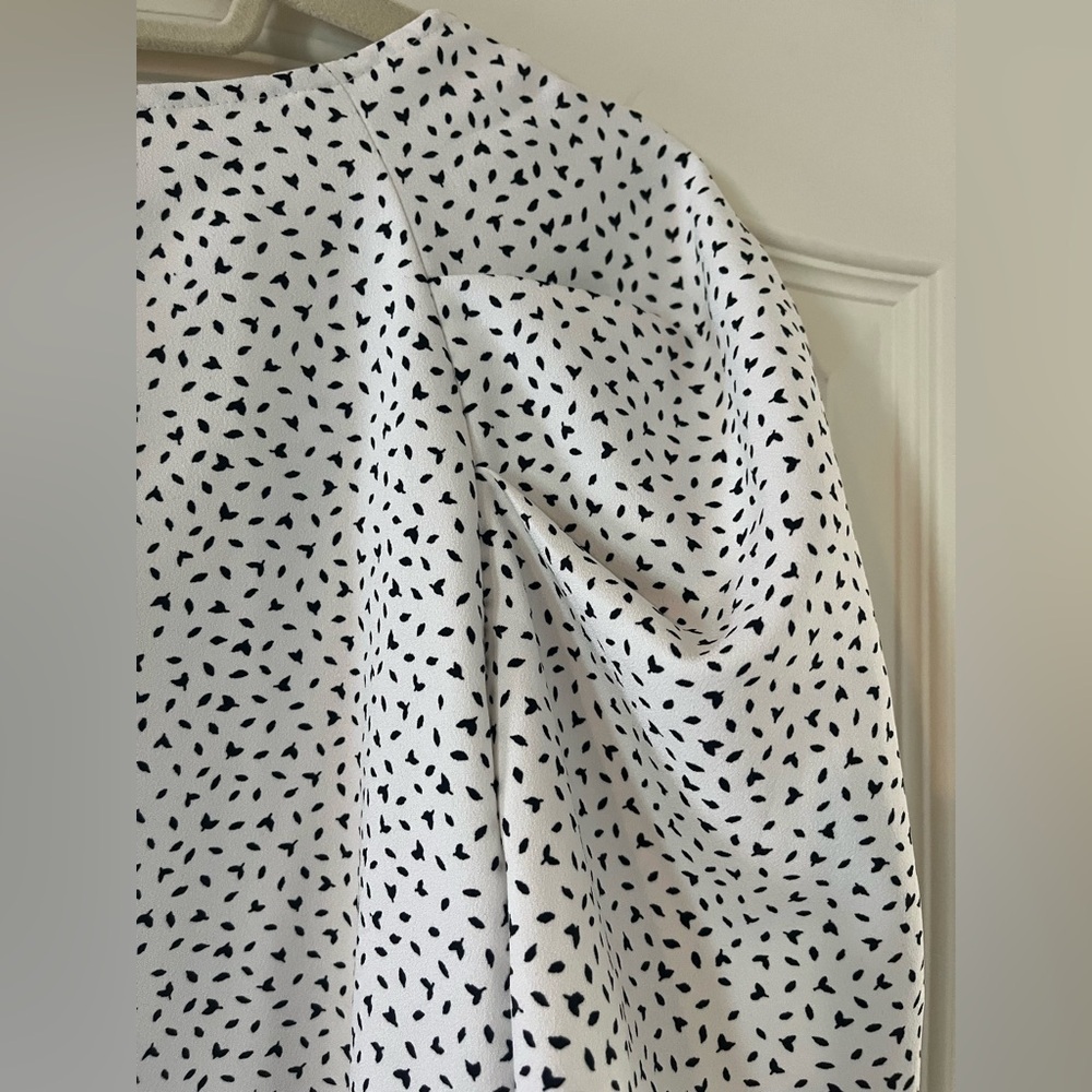Banana Republic Rich White Small Black Patterned Blouse Women’s Size Medium - Picture 2 of 15